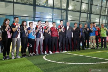 Kalungan bunga sambut kedatangan juara dunia Ahsan/Hendra di Indonesia