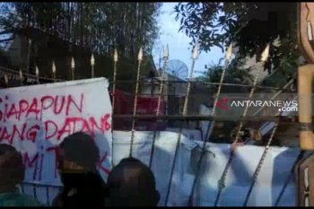 Lukas Enembe dan Khofifah gagal temui penghuni asrama mahasiswa Papua