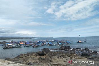 Nelayan Cianjur alih profesi buruh tani saat tidak bisa melaut