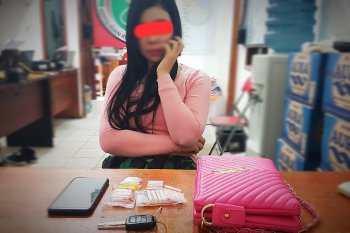 Perempuan ini ditangkap karena menyimpan sabu-sabu