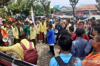 Puluhan mahasiswa gelar aksi saat pelantikan anggota DPRD Sumbar