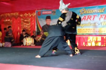 Belasan kesenian tradisional Minang ditampilkan saat pembukaan SAF 2019