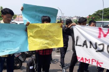 Puluhan mahasiswa demo proses hukum atas pemukulan kakek Rodia