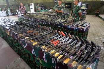 Senjata sisa konflik serahan warga