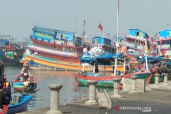 Gelombang tinggi, aktivitas di TPI Pekalongan sepi