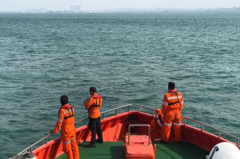 Besok pencarian dua korban terapung di Selat Singapura dilanjutkan