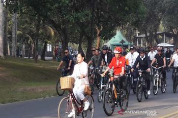 Presiden Jokowi bersepeda di kawasan Candi Borobudur