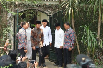 Presiden Joko Widodo melayat ke Puri Cikeas