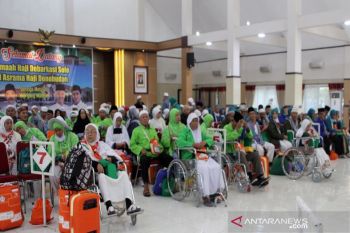 Jamaah haji kloter 42 asal Batang tiba Bandara Adi Soemarmo