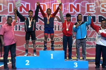 Aniq persembahkan medali pertamanya buat abangnya yang lumpuh