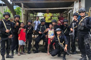 Papua Terkini - Brimob Polda Kepri "besembang bercerita" di Papua