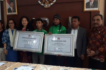 Dua pengemudi ojek daring yang selamatkan korban TPPO terima penghargaan