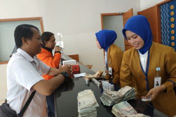 Direksi Bank BJB sapa pelanggan  dan ikut  layani nasabah di Makassar