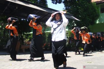 Simulasi penanganan gempa di sekolah