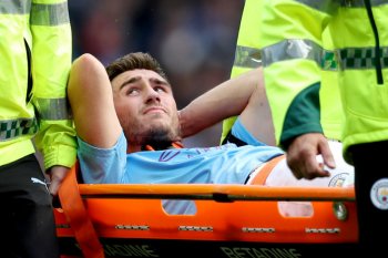 Bek City Laporte menjalani operasi lutut