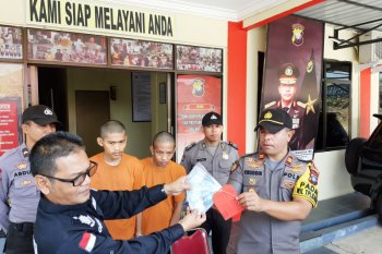 Dua pengedar uang palsu diborgol polisi