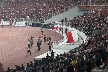 Pertandingan Indonesia versus Malaysia sempat dihentikan karena ricuh