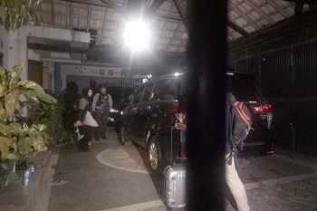 KPK bawa satu koper usai geledah rumah Bupati Muaraenim lima jam