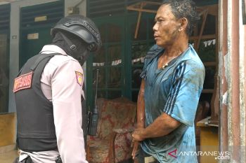 Pria tangan diborgol ditemukan dalam minibus