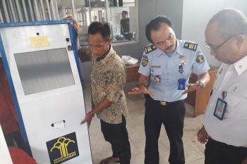 Warga binaan Lapas Rajabasa tempelkan sidik jari akses masa tahanan