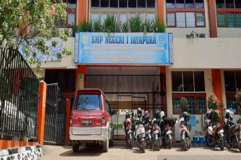 Normal, belajar mengajar di Jayapura