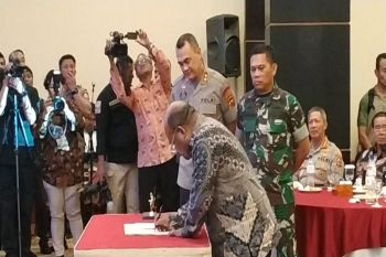 Para pihak menandatangani deklarasi kesepakatan menjaga damai di Papua