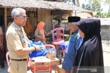 Bupati Lutim serahkan bantuan korban kebakaran dan penyandang disabilitas