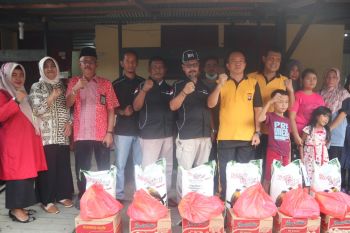 Kapolres Inhil bersama Marlis Syarif bantu korban kebakaran Asrama Polisi