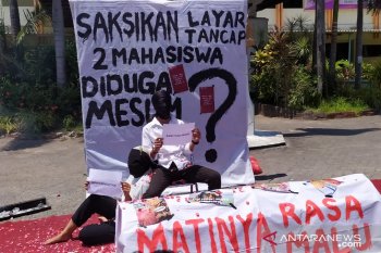 Dituduh berbuat mesum di kampus, dua mahasiswa Unitomo gelar aksi teatrikal
