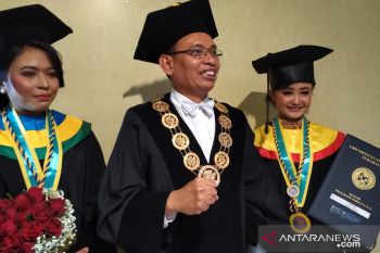 Cadar menjadi atribut  prosesi wisudawati IAI Al-Aziziyah