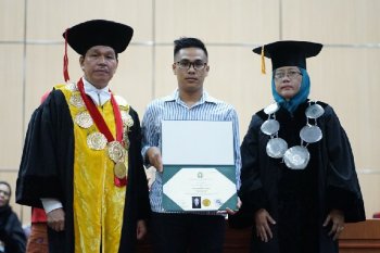 Rektor USU serahkan ijazah kepada keluarga mahasiswa yang meninggal di Aceh Selatan