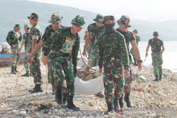 Sambut 5 Oktober, TNI di Banggai bersihkan pantai dan sungai