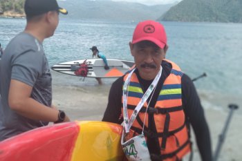 Pecinta olahraga paddle board eksplorasi Pantai Trenggalek Jatim