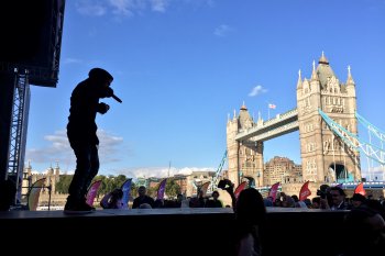 Mia lantunkan lagu Sam Smith di London