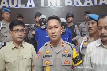 Polisi tembak dua pelaku penusukan santri
