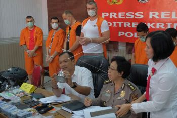 EMPAT WARGA BULGARIA TERSANGKA PEMBOBOL ATM DITANGKAP