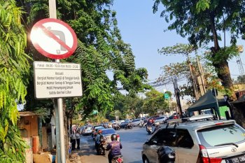 Oknum aparat bermobil pribadi langgar ganjil-genap  Jalan Pramuka