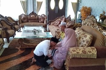Jadi lagi anggota DPRD, Yamin cium kaki ibu