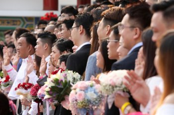 Pada tanggal keberuntungan, 99 pasangan menikah