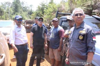 Bupati Lutim tinjau pemancangan tiang listrik poros Mahalona-Bantilang