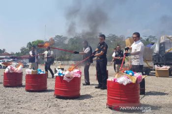 Barang impor ilegal hasil sitaan di Jateng dimusnahkan