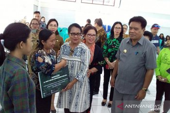 Menteri PPPA serahkan bantuan kelompok perempuan di Kepulauan Sangihe