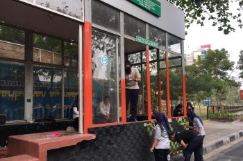 VIDEO - Pegawai Dishub Pekanbaru rame-rame mengecat halte. Ada apa?