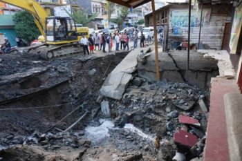 Tanah amblas diduga akibat kerusakan drainase