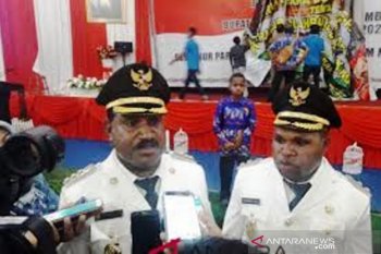 Bupati Puncak imbau mahasiswa tetap kuliah di tempat studi