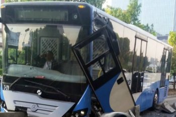 Bus TransJakarta ringsek usai tabrak separator, lalu lintas sekitar tersendat