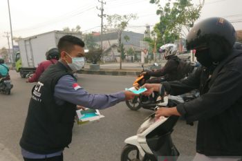 Karhutla Riau - Peduli dampak asap, MRI dan ACT bagikan masker
