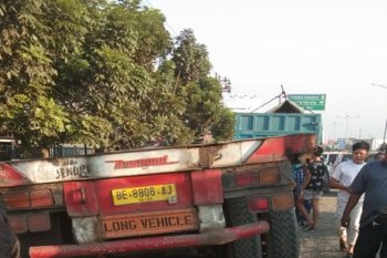 Diduga lupa gunakan rem, truk panjang tabrak warung dan meluncur ke siring