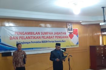 Tingkatkan kinerja BKKBN Sumbar lantik 12 pejabat pengawas