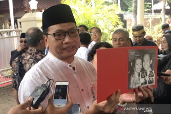 Habibie wafat - PT POS serahkan perangko perjalanan cinta Habibie-Ainun